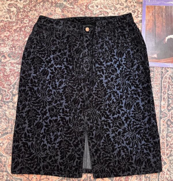 Falda negra con textura aterciopelada