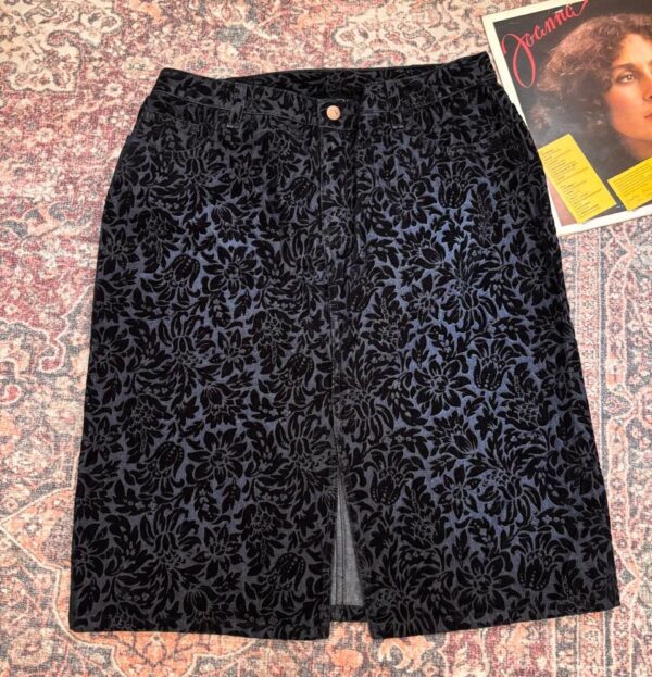 Falda negra con textura aterciopelada