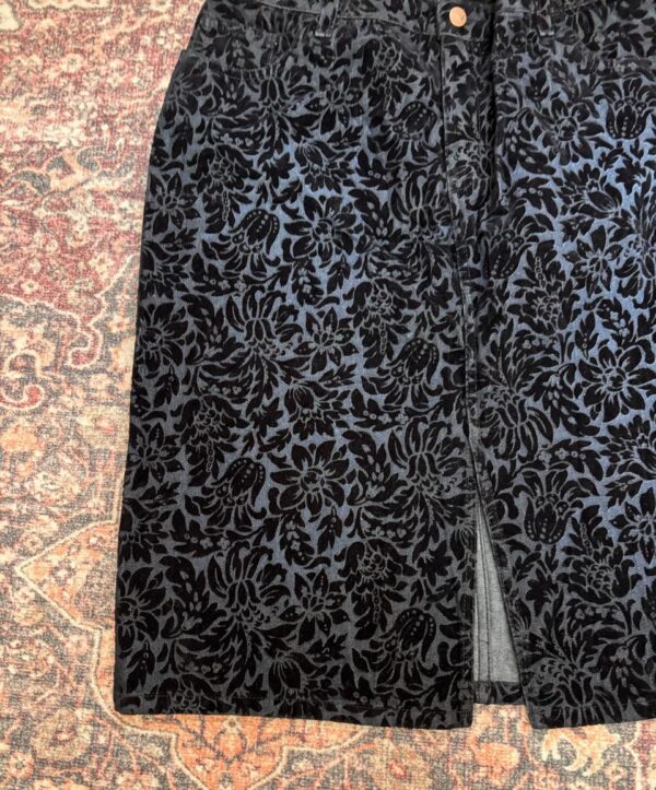 Falda negra con textura aterciopelada