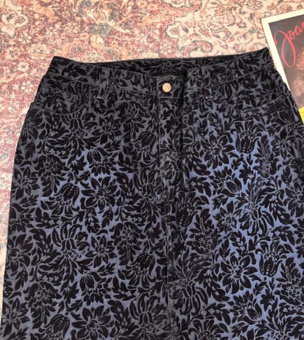 Falda negra con textura aterciopelada