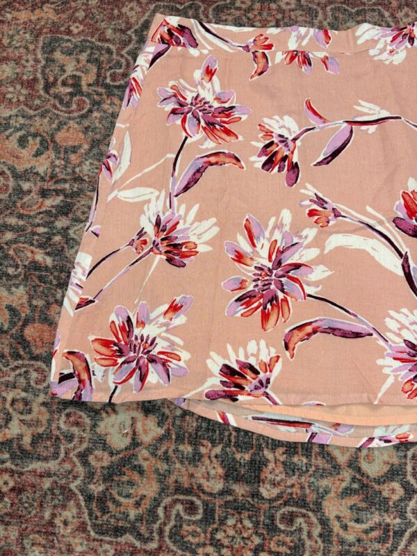 1000408759 Falda floral en tonos duraznos