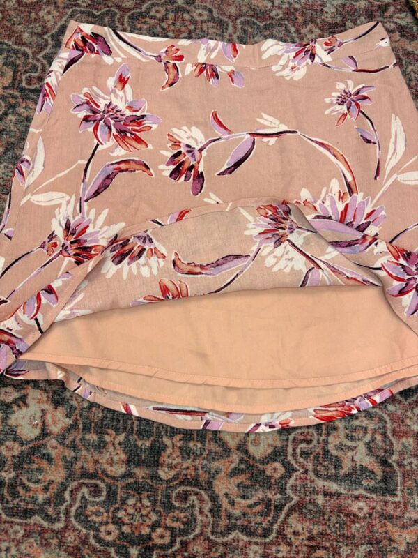 1000408762 Falda floral en tonos duraznos