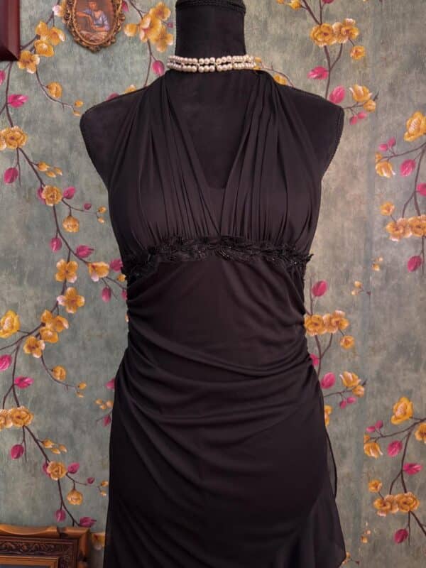 Vestido negro halter inspiración 90s